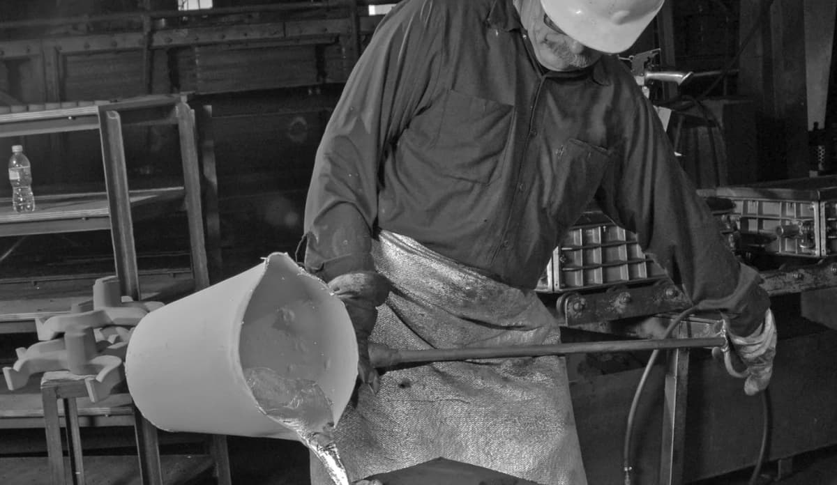 Un operario de Essen volcando aluminio fundido en la fábrica de Venado Tuerto