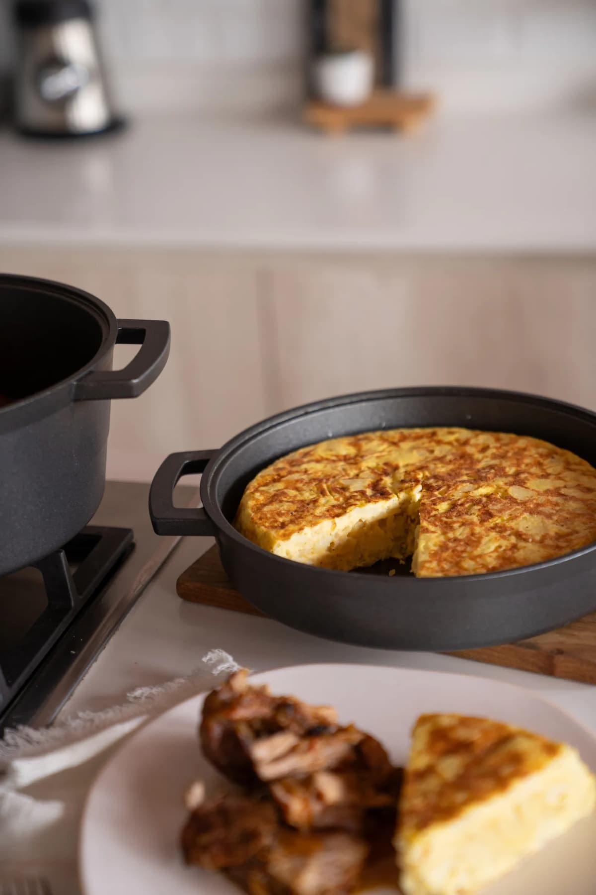 Bondiola braseada y tortilla