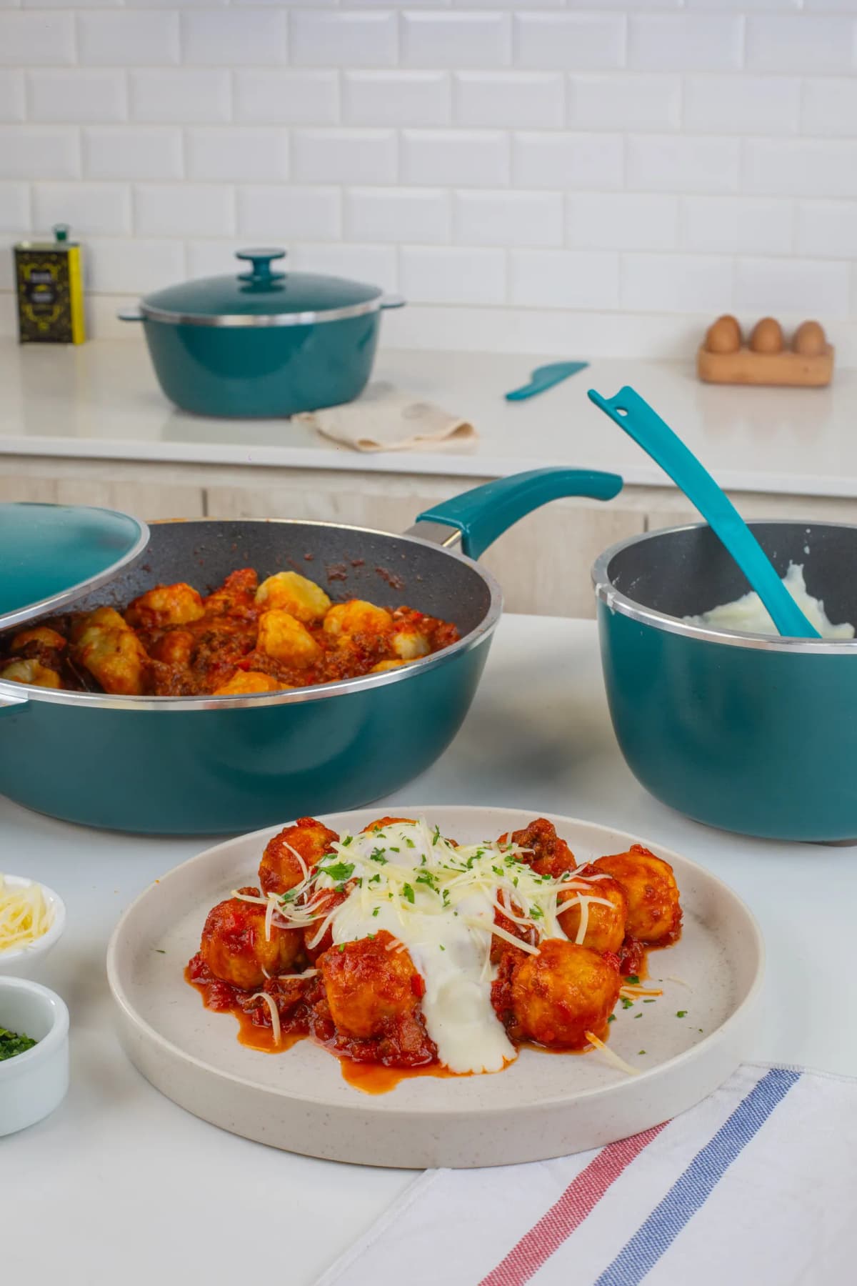 Ñoquis de batata con salsa bolognesa y salsa blanca — foto 3 de 3