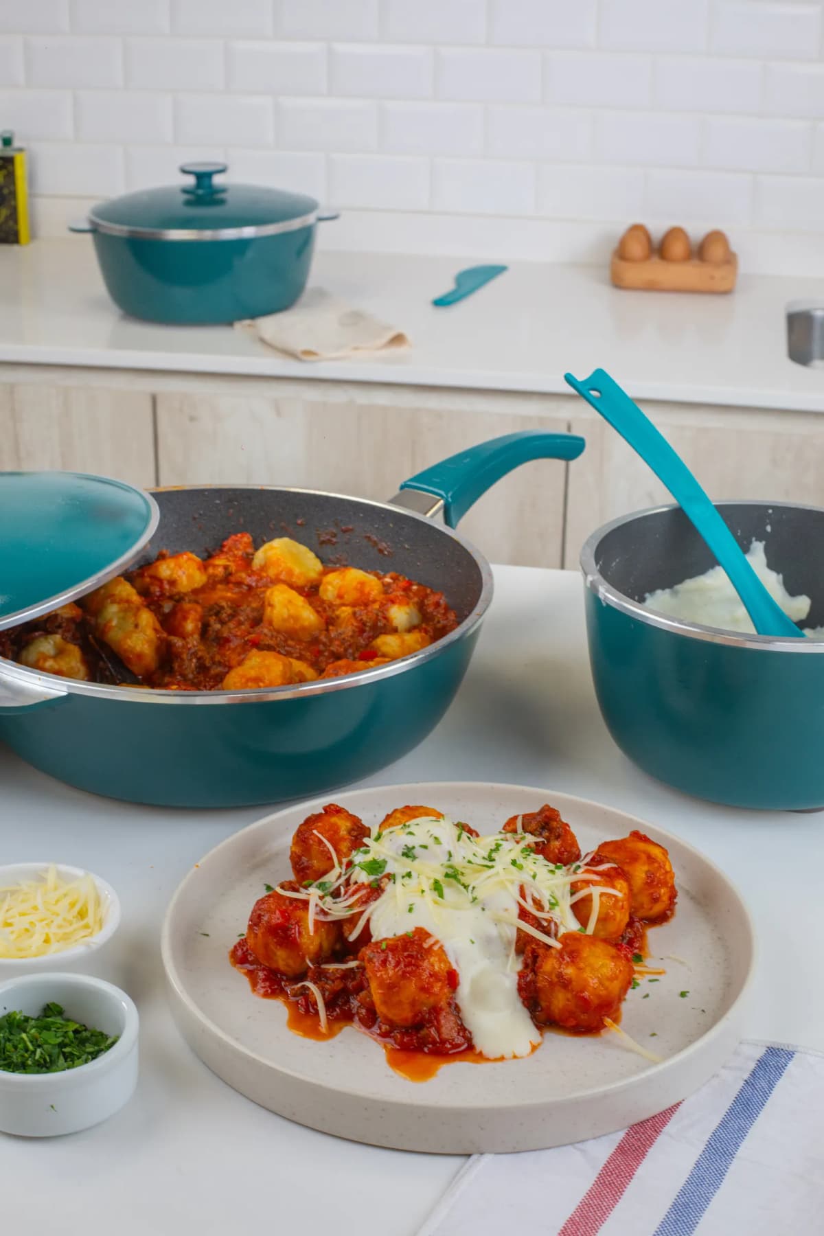 Ñoquis de batata con salsa bolognesa y salsa blanca — foto 2 de 3