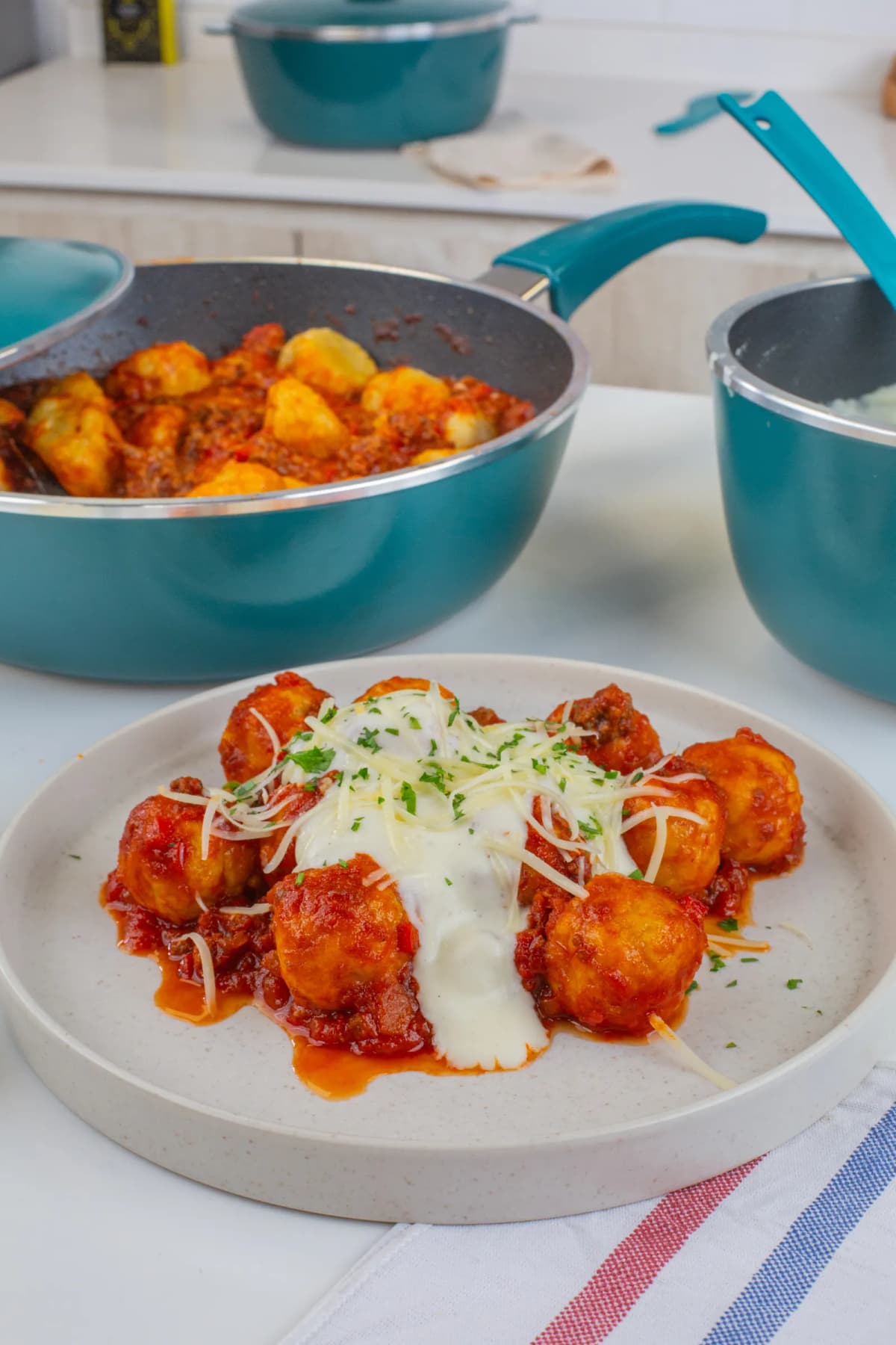 Ñoquis de batata con salsa bolognesa y salsa blanca — foto 1 de 3