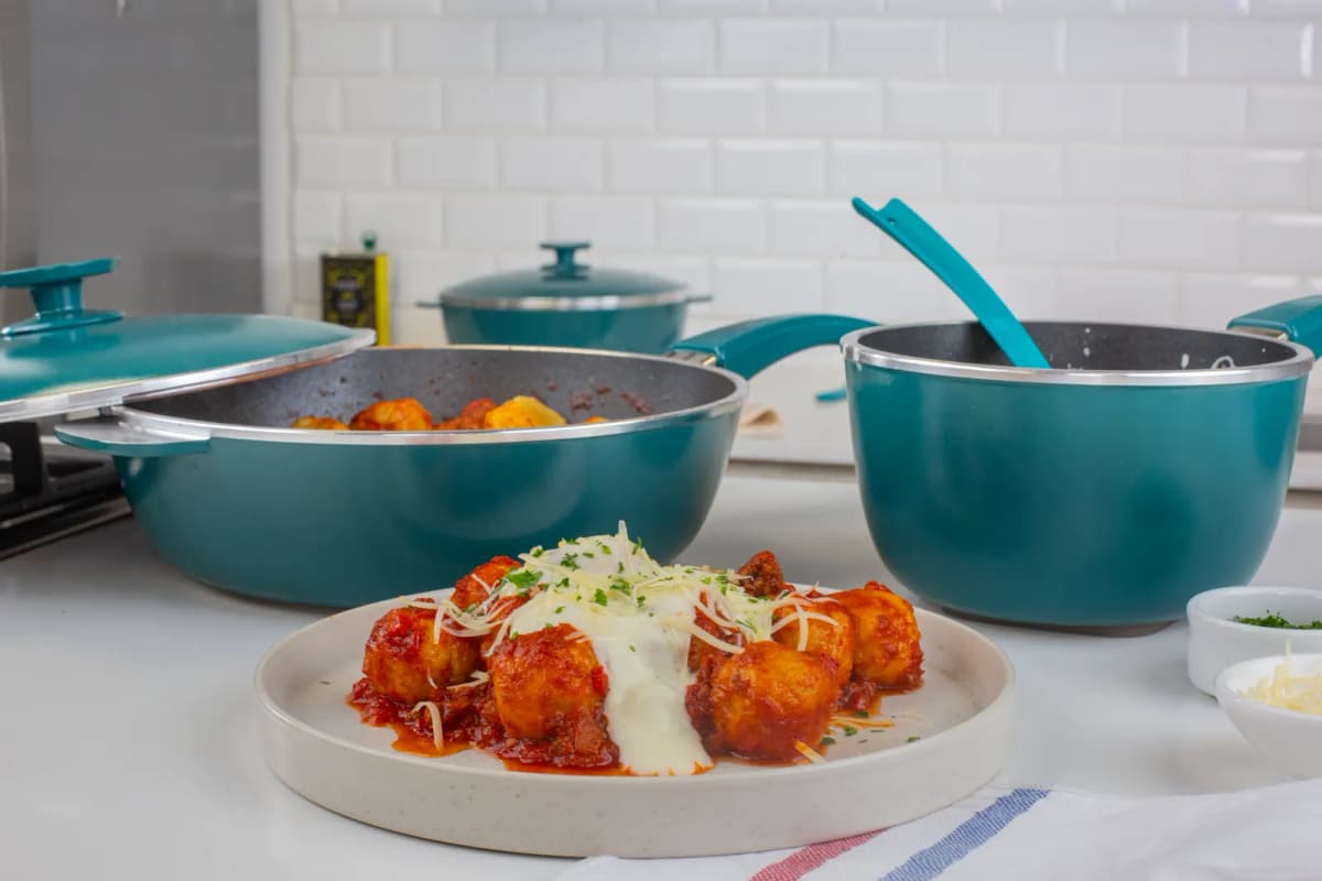 Ñoquis de batata con salsa bolognesa y salsa blanca